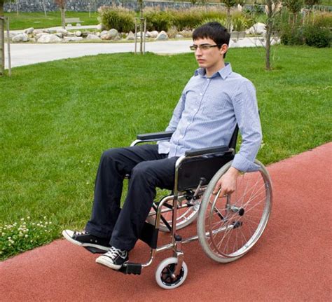 rüyada tekerlekli sandalyede görmek